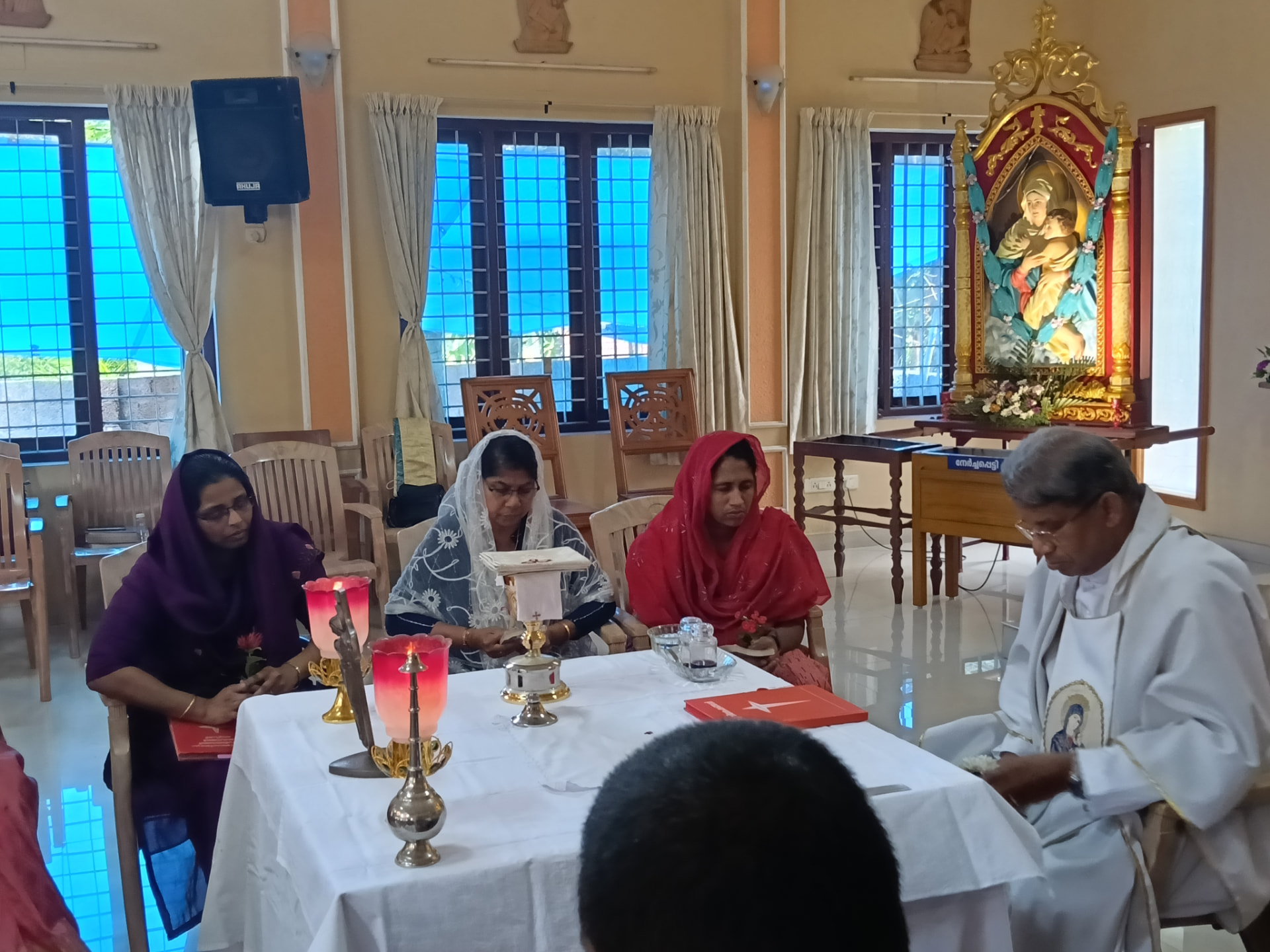 പ്രേക്ഷിതരും ഫാ. ജോൺസൻ പന്തപ്പിള്ളിൽ Isch-ഉം ഒരുമിച്ച് വി. കുർബാന അർപ്പിച്ച് പ്രാർത്ഥിക്കുന്നു
