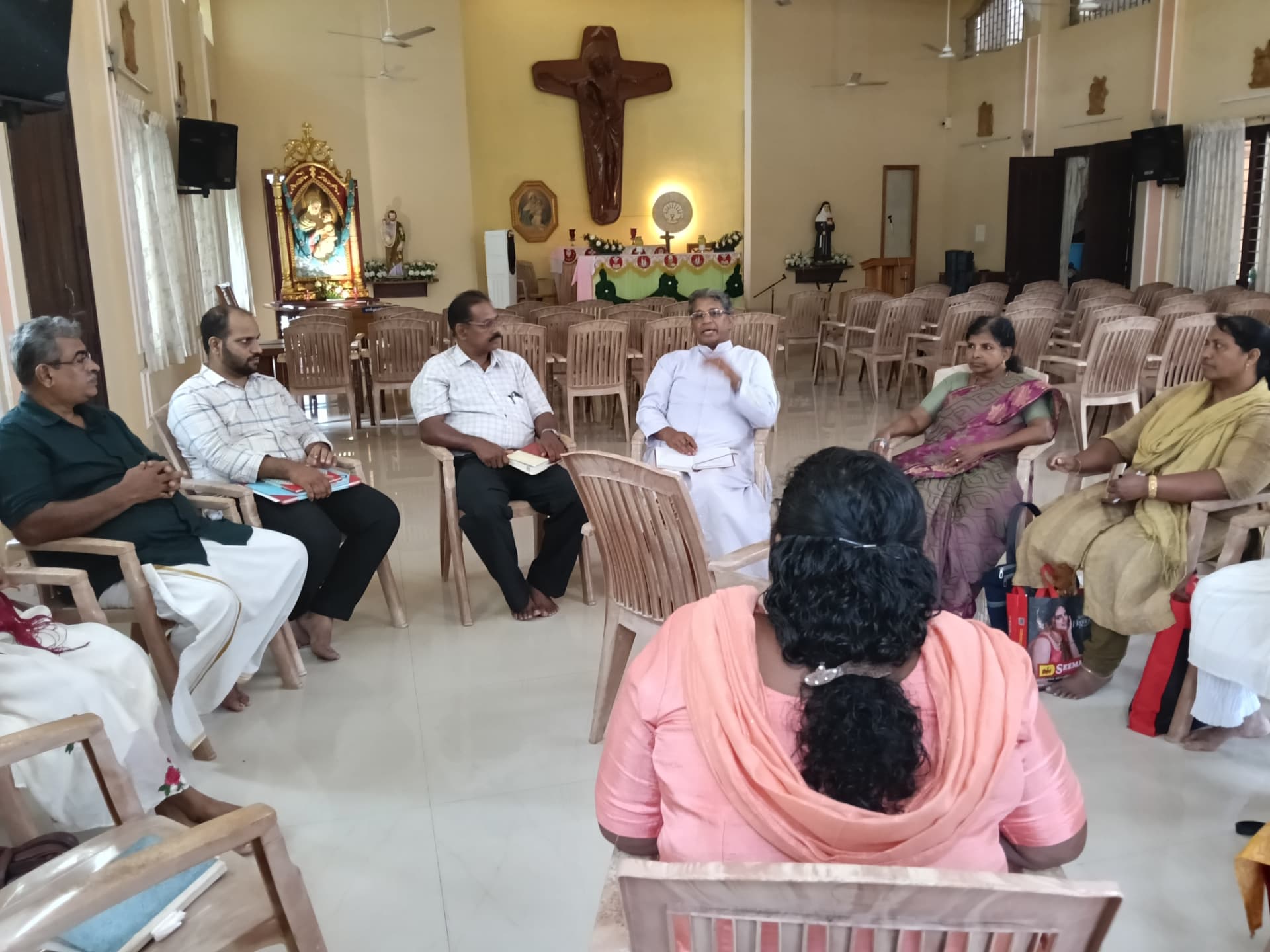പ്രേക്ഷിതരും ഫാ. ജോൺസൻ പന്തപ്പിള്ളിൽ Isch-ഉം ഒരുമിച്ച് വി. കുർബാന അർപ്പിച്ച് പ്രാർത്ഥിക്കുന്നു